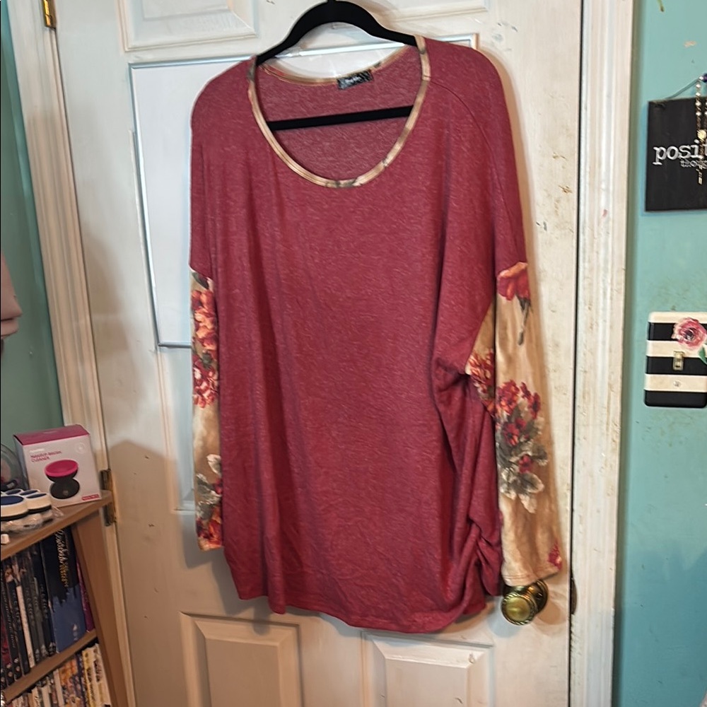 Story Teller Size 2X Floral Sleeve Women's Top